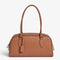 Sac bowling pour femme en cuir grainé camel avec longues anses porté épaule