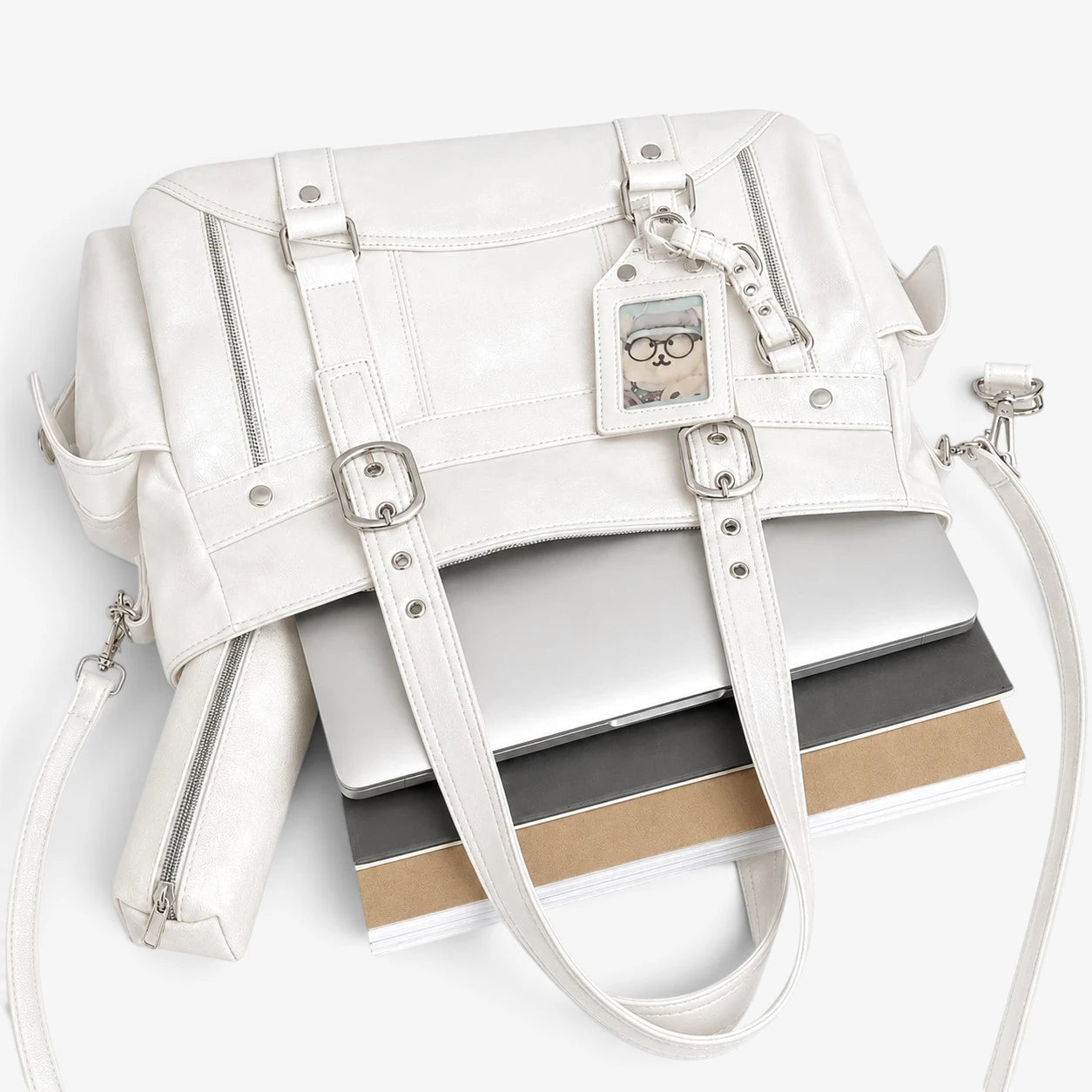 Sac cabas blanc avec cahiers illustrant sa capacité de rangement