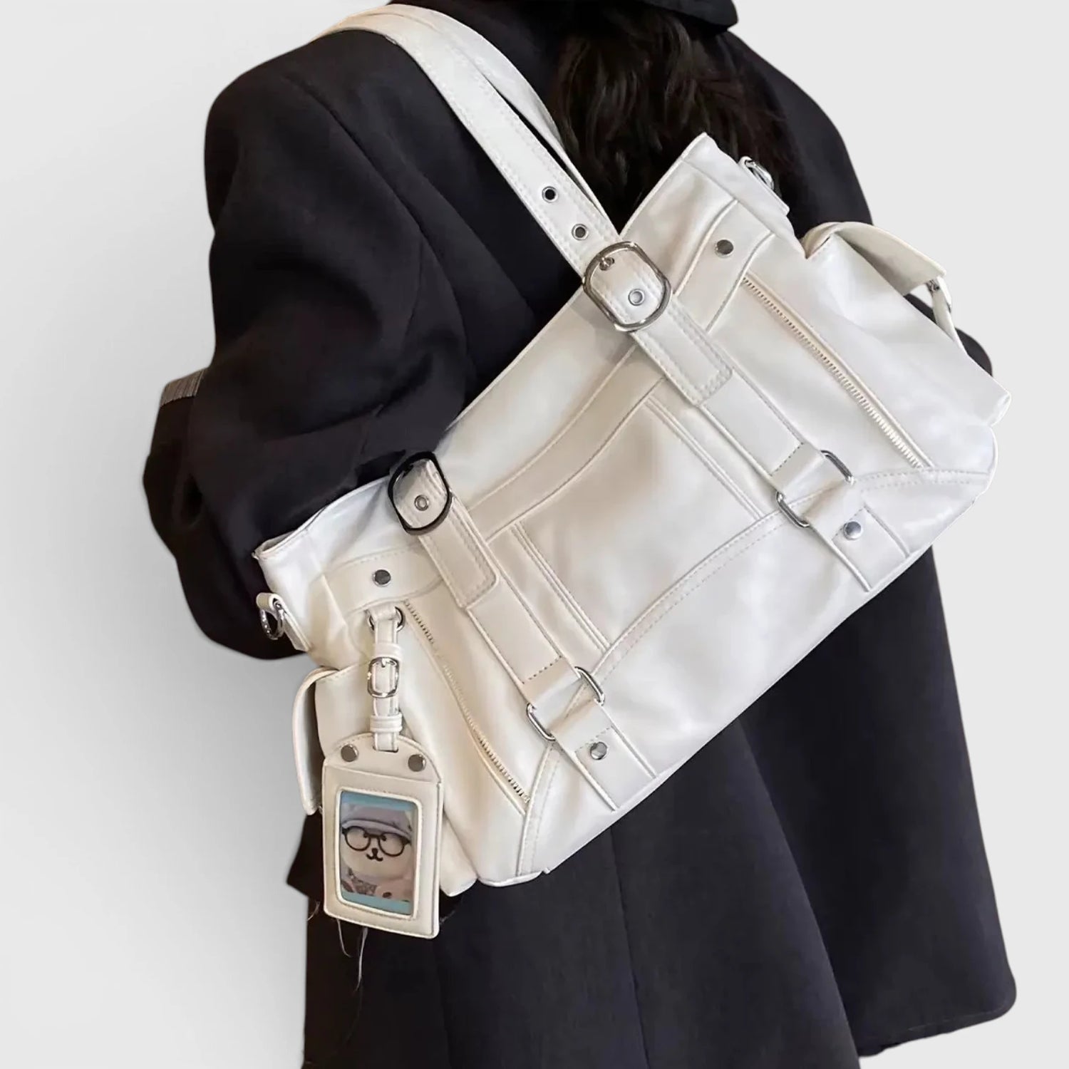 Sac cabas blanc porté en bandoulière par une femme