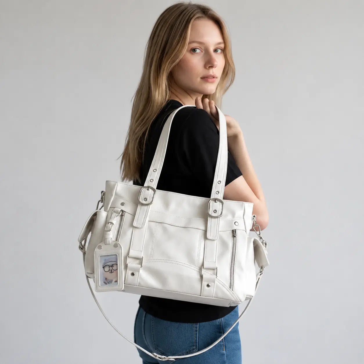 Sac cabas blanc porté à l’épaule par une femme