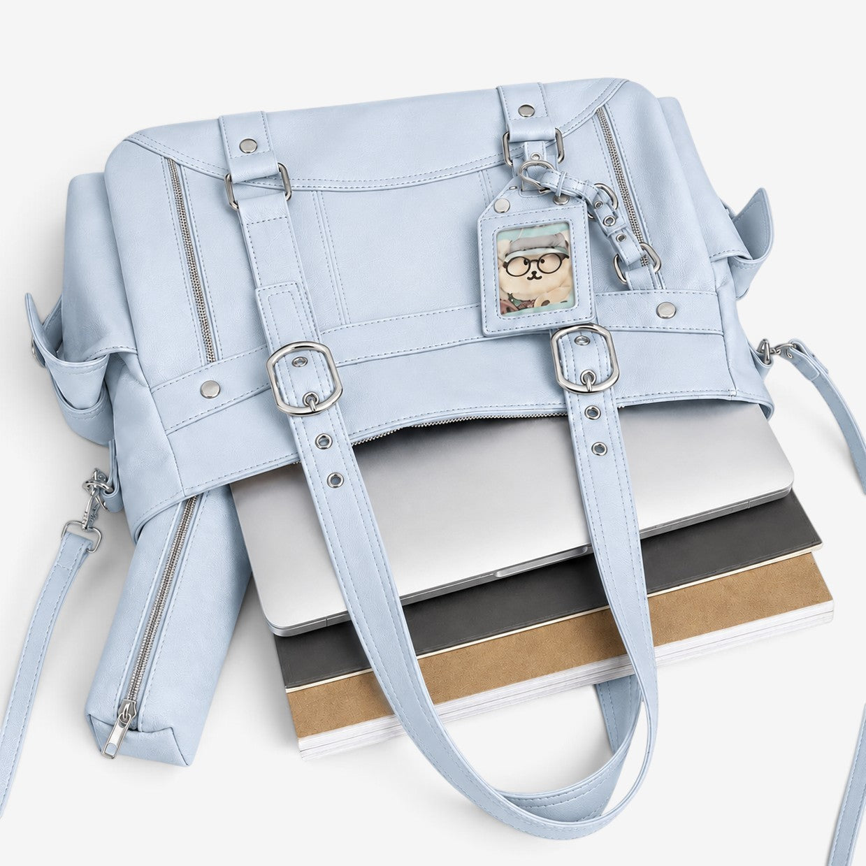 Sac cabas bleu avec cahiers illustrant sa capacité de rangement