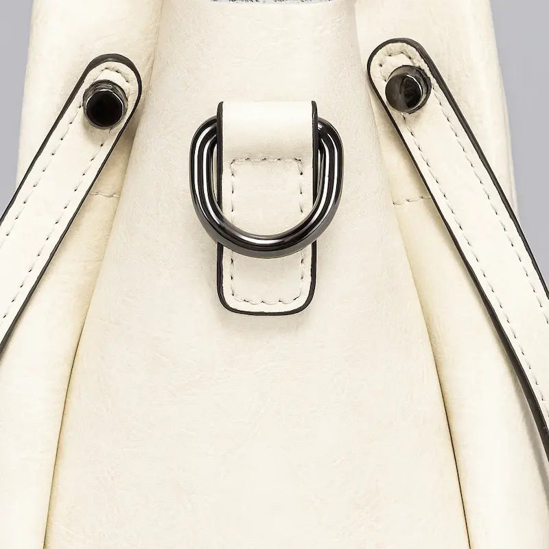 Sac cabas en cuir blanc laiteux pour femme, gros plan sur couture et attache métallique