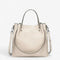 Sac cabas en cuir blanc laiteux pour femme, vue de face avec anses et bandoulière