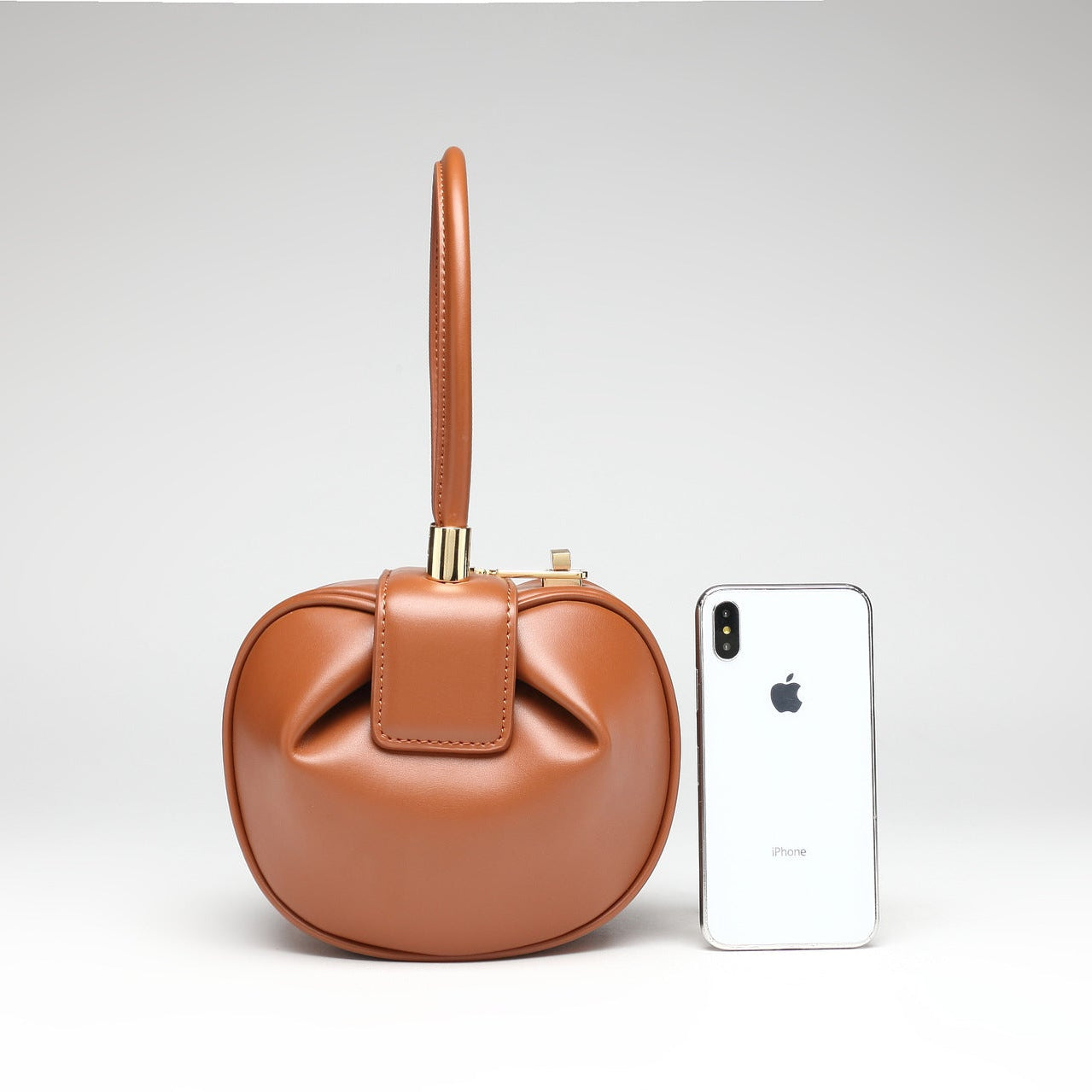 Sac cabas en cuir bombé marron avec téléphone pour l’échelle