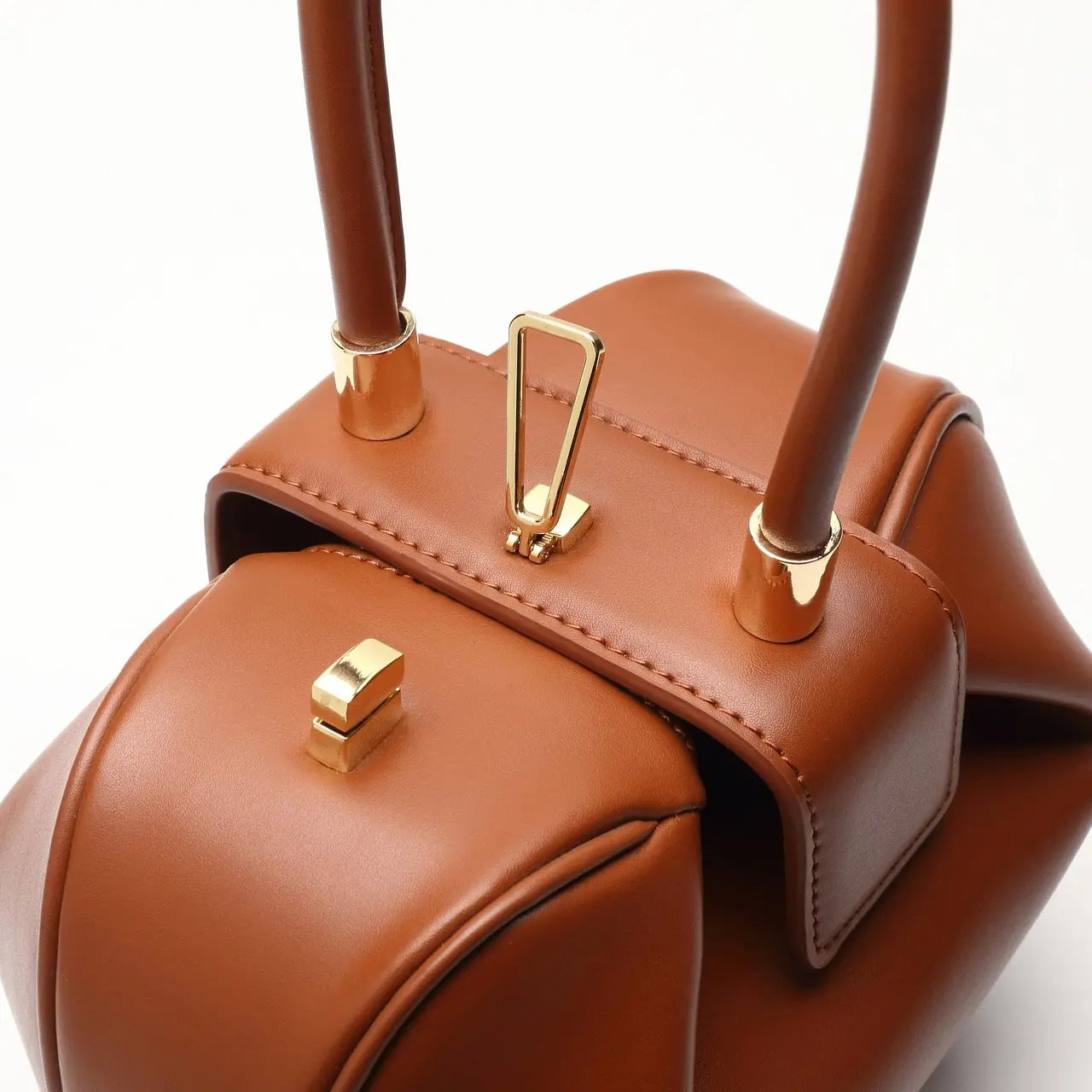 Détail de la poignée du sac cabas en cuir bombé marron