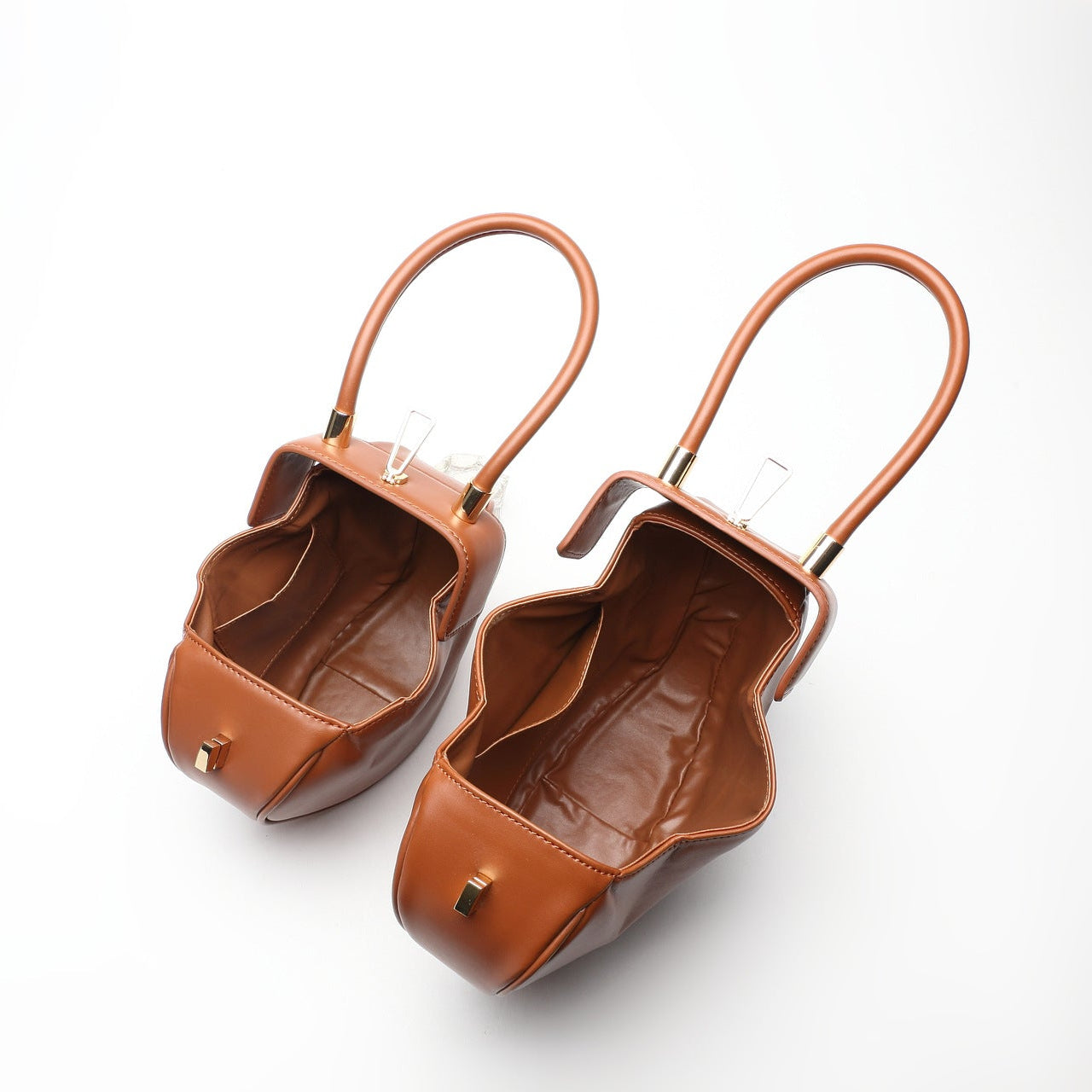 Intérieur du sac cabas en cuir bombé marron vide