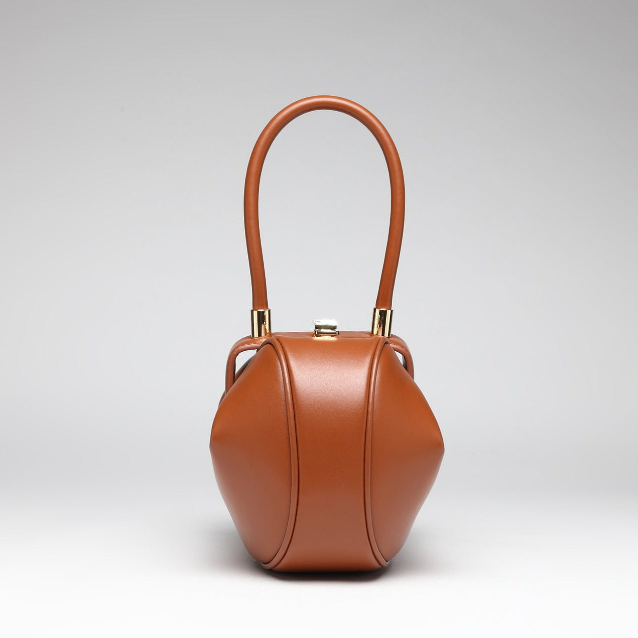 Vue de profil du sac cabas en cuir bombé marron