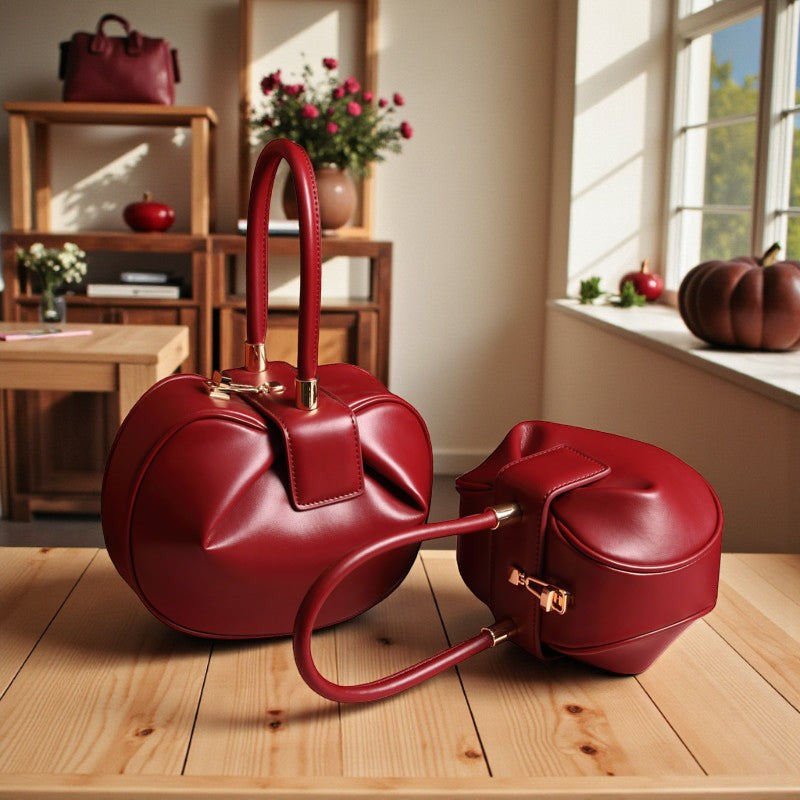 Sac cabas en cuir bombé rouge posé sur une table