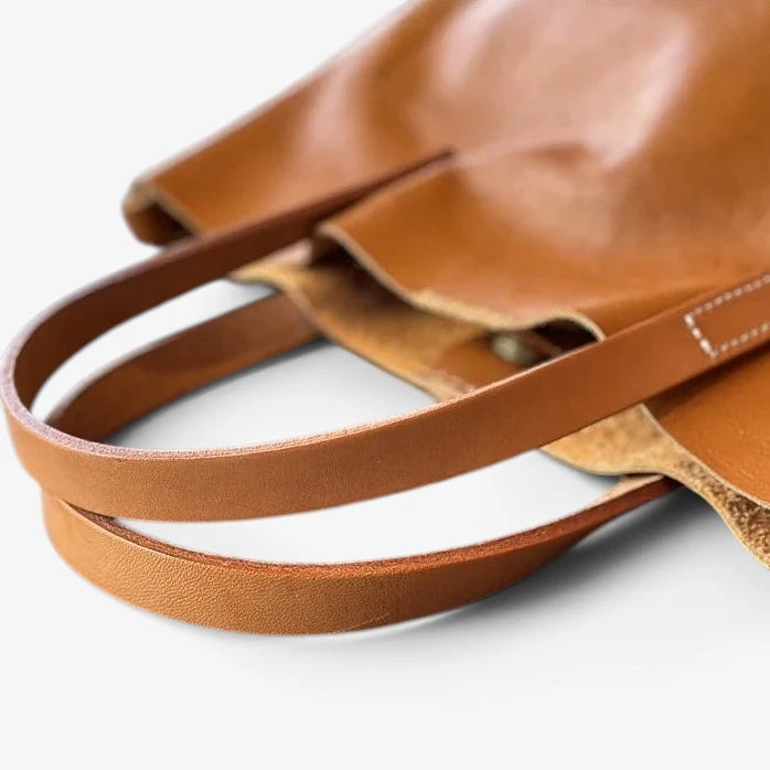Détail de la bandoulière et des attaches du sac cabas cognac