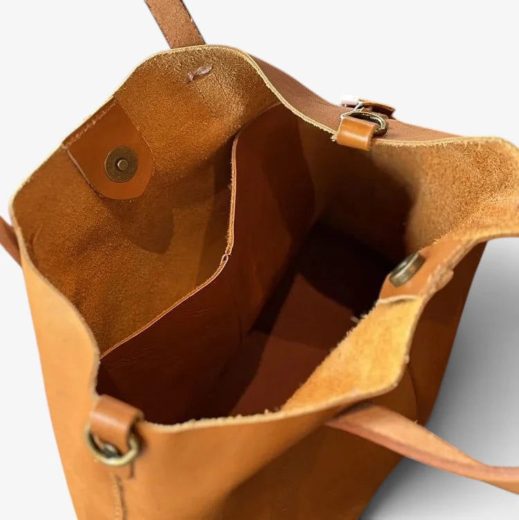 Intérieur ouvert du sac cabas en cuir cognac
