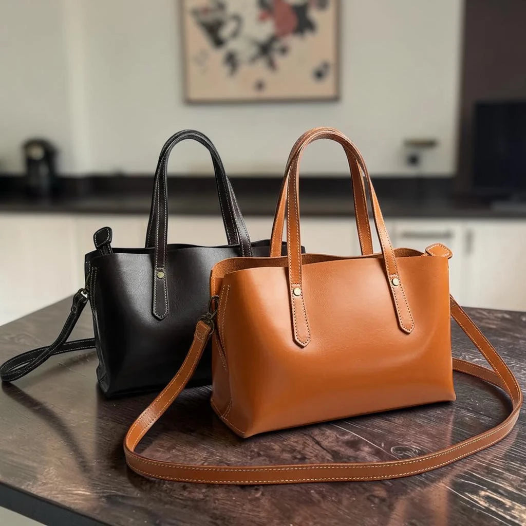 Sacs cabas en cuir pour femme en noir et marron posés sur une table