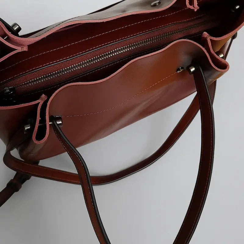 Sac cabas en cuir marron foncé pour femme, gros plan avec anses et doublure