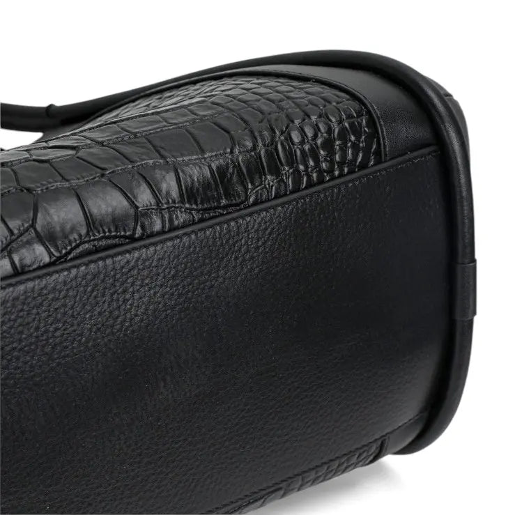 Gros plan sur la texture croco du sac cabas en cuir noir