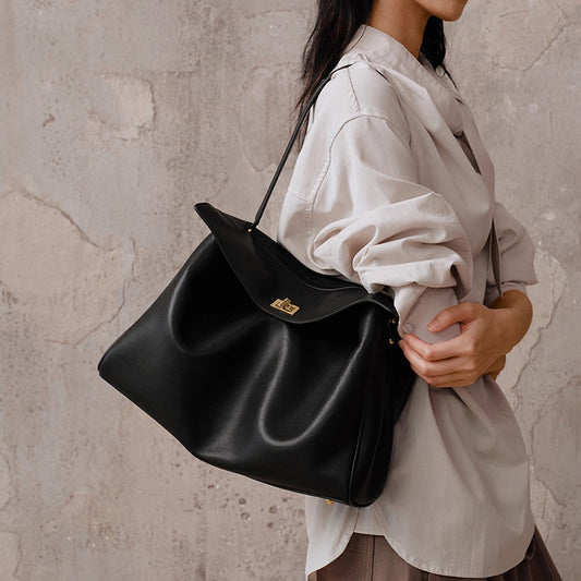 Sac cabas cuir noir femme porté à l’épaule style quotidien
