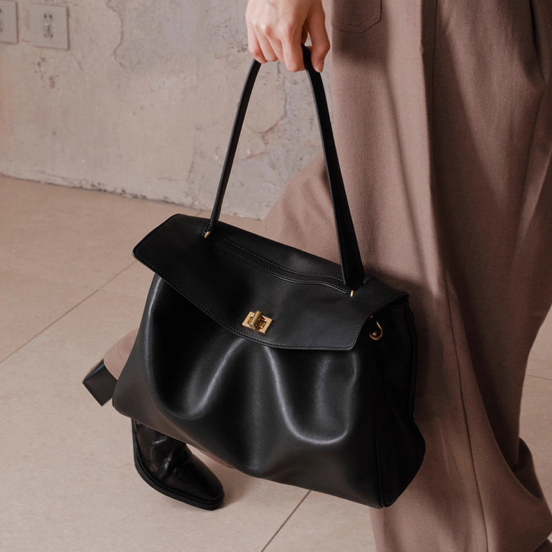 Sac cabas cuir noir femme porté à la main look urbain