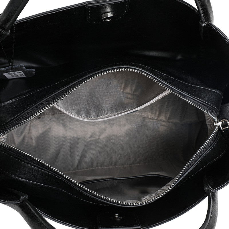 Vue intérieure du sac cabas en cuir noir avec poche zippée