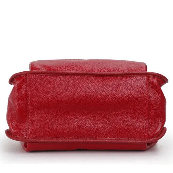 Vue du dessous du sac cabas en cuir rouge avec base renforcée