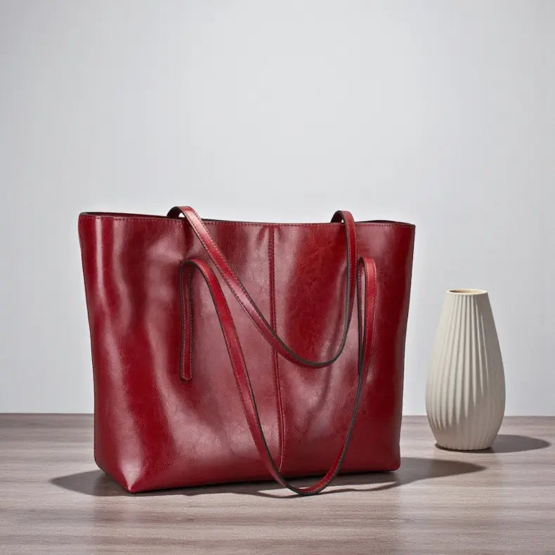 Sacs cabas en cuir rouge posé sur le sol 