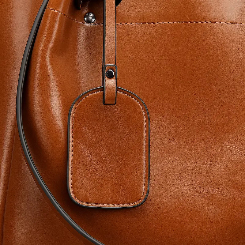 Sac cabas en cuir souple camel pour femme, gros plan sur étiquette en cuir assortie