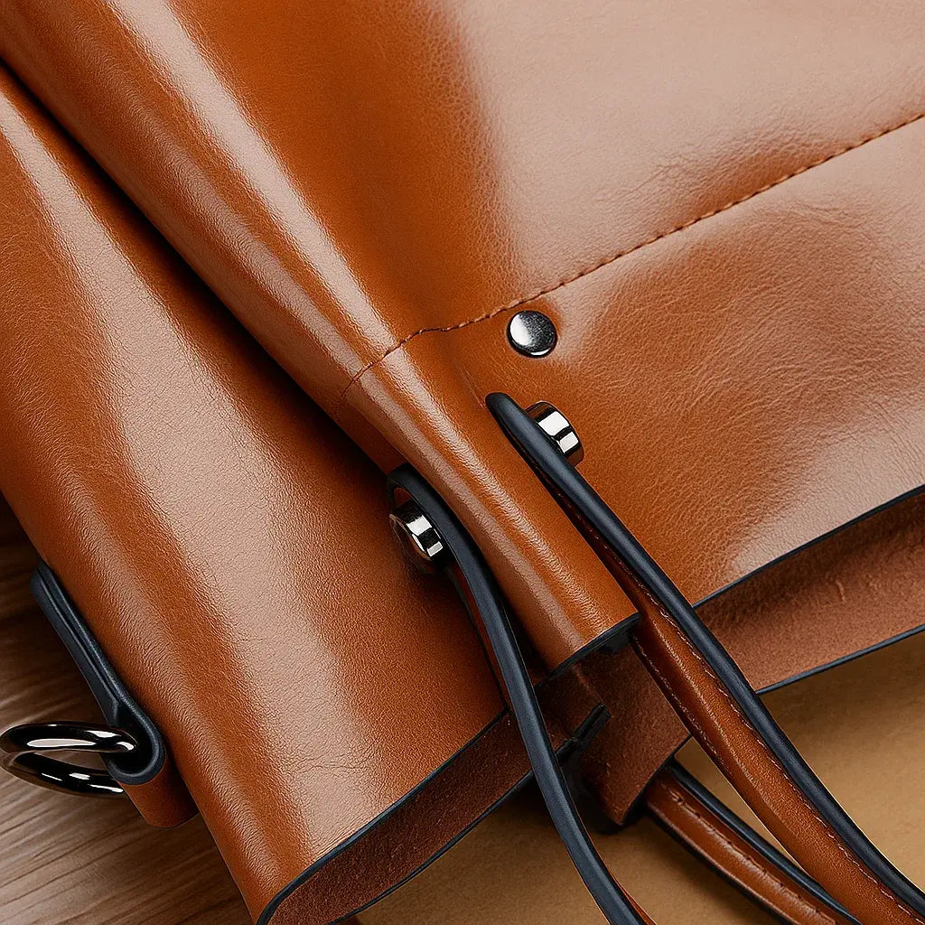 Sac cabas en cuir souple camel pour femme, vue latérale posée sur fond bois