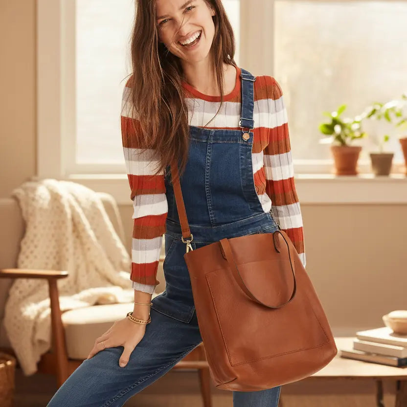 Sac cabas ouvert en cuir de vachette pleine fleur marron porté en intérieur