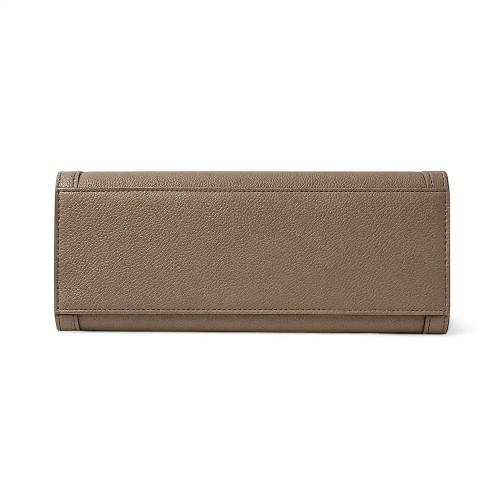 Vue du dessous du sac cabas en cuir véritable marron mettant en valeur sa base plate et ses coutures droites.