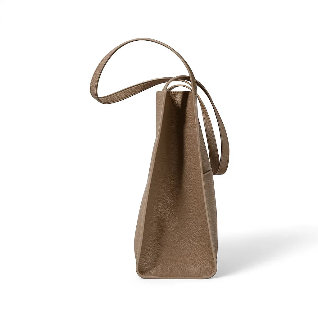 Vue latérale du sac cabas en cuir véritable marron montrant la profondeur et la structure du sac.