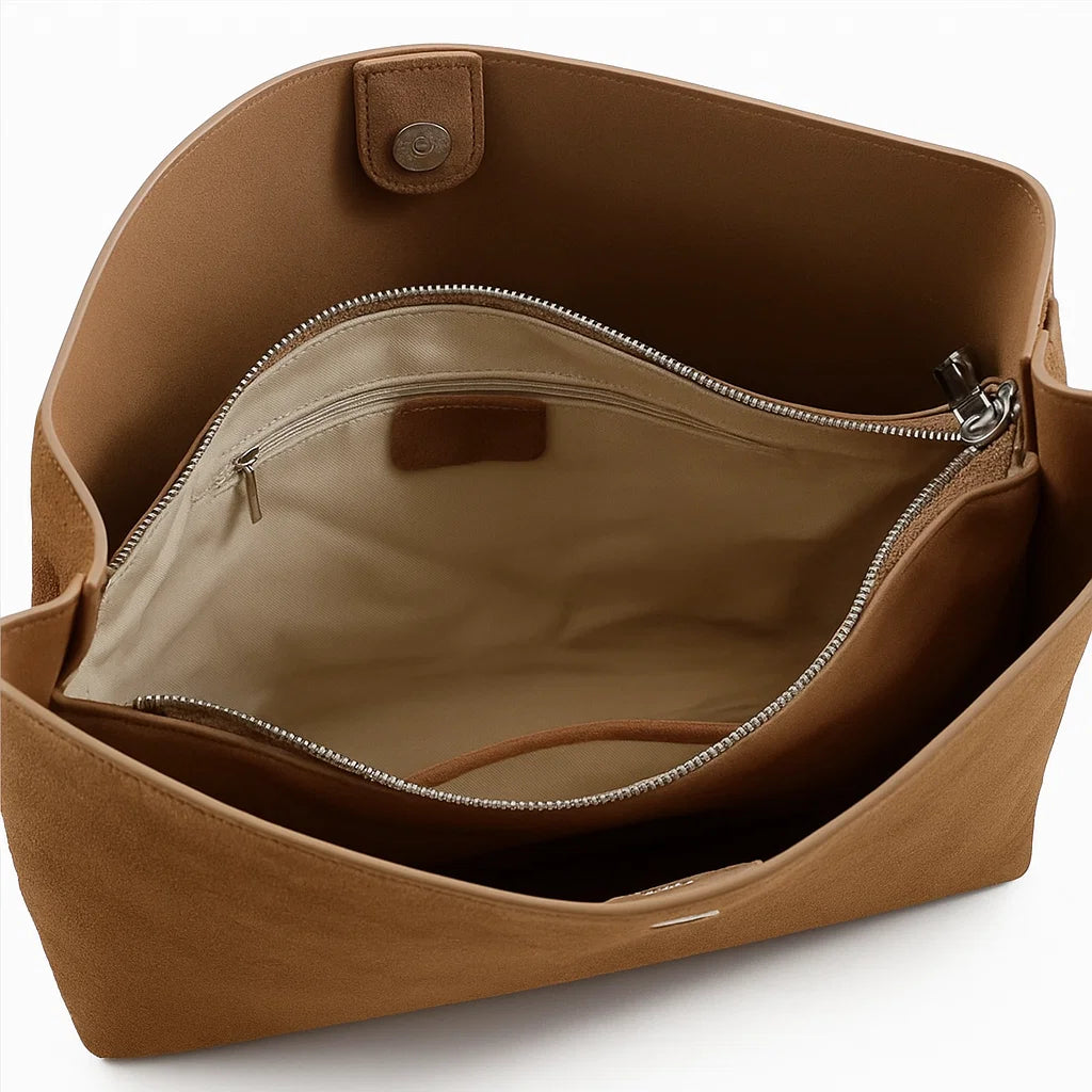 Vue intérieure d’un sac cabas en daim avec poche zippée