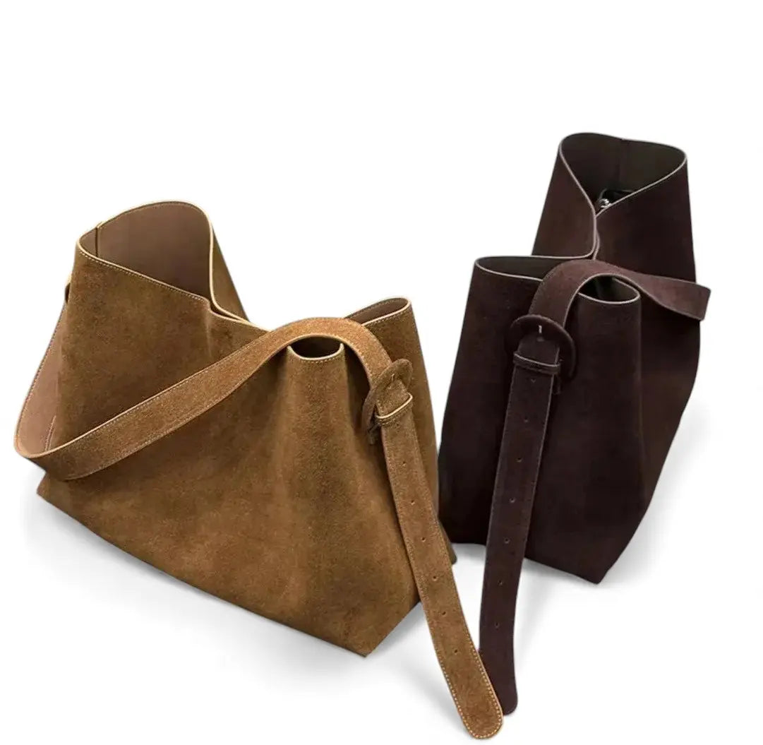 Sacs cabas en daim marron et marron foncé présentés ensemble