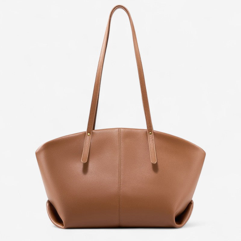 Vue de dessus du sac cabas en cuir camel, ouverture large et finition lisse.