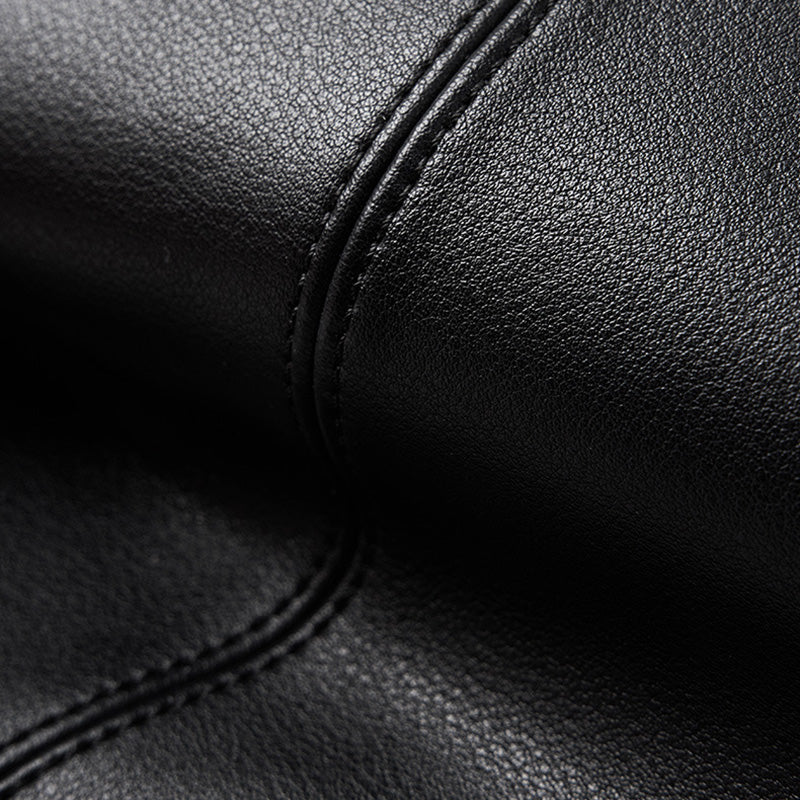 Vue rapprochée de la fermeture zippée du sac cabas noir, doublure beige et tirette dorée.