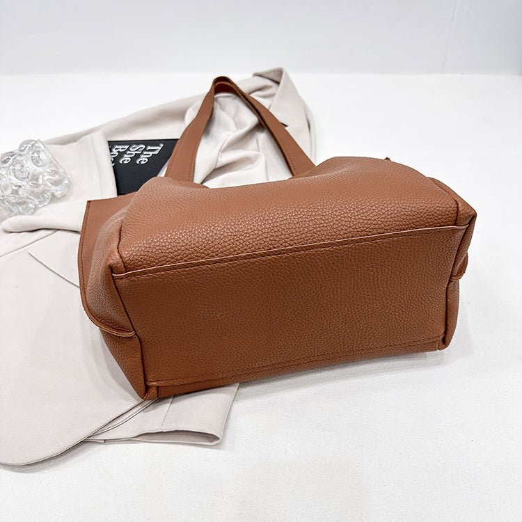 Vue du dessous du sac cabas en cuir synthétique camel avec coutures