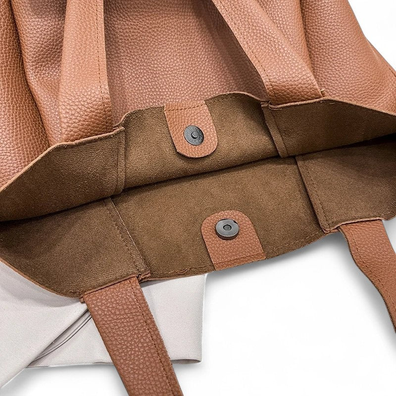 Vue intérieure du sac cabas en cuir synthétique avec fermeture pression