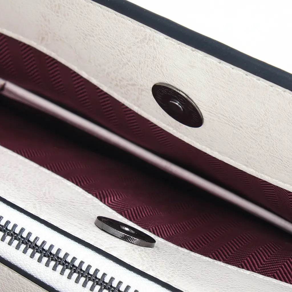 Détail de la fermeture éclair métallique du sac cabas femme en cuir de vachette