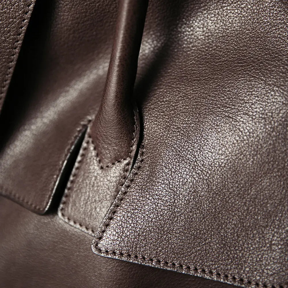 Gros plan sur la couture et la texture du sac cabas marron