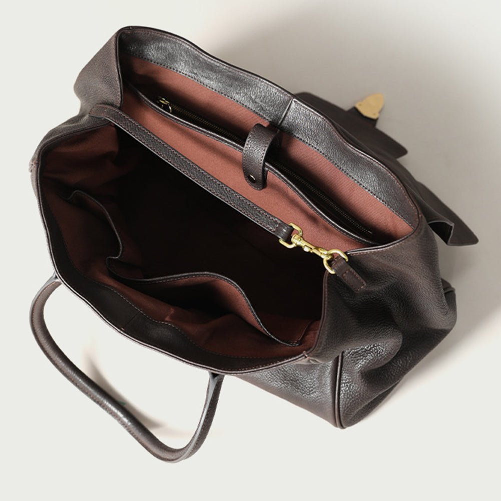 Vue intérieure d’un sac cabas marron ouvert montrant les compartiments