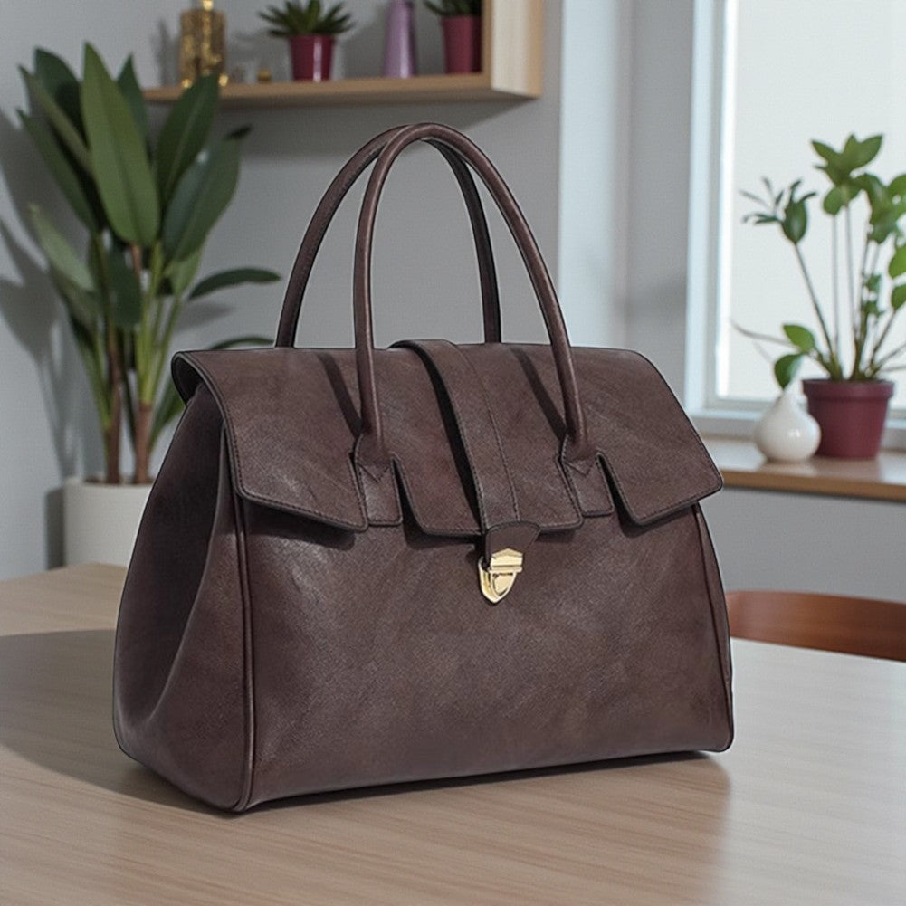 Sac cabas marron en cuir synthétique posé sur une table en intérieur