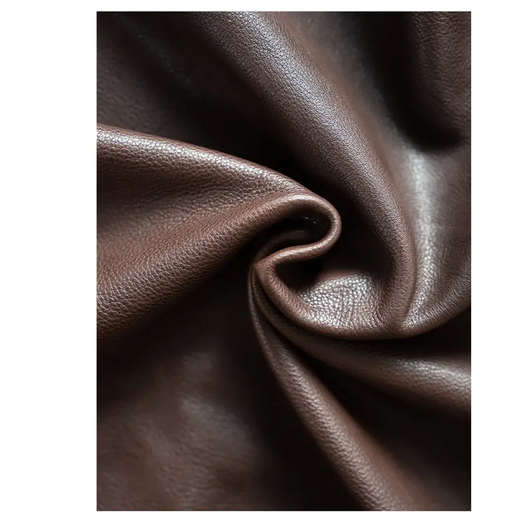 Gros plan sur la texture du cuir synthétique du sac cabas marron