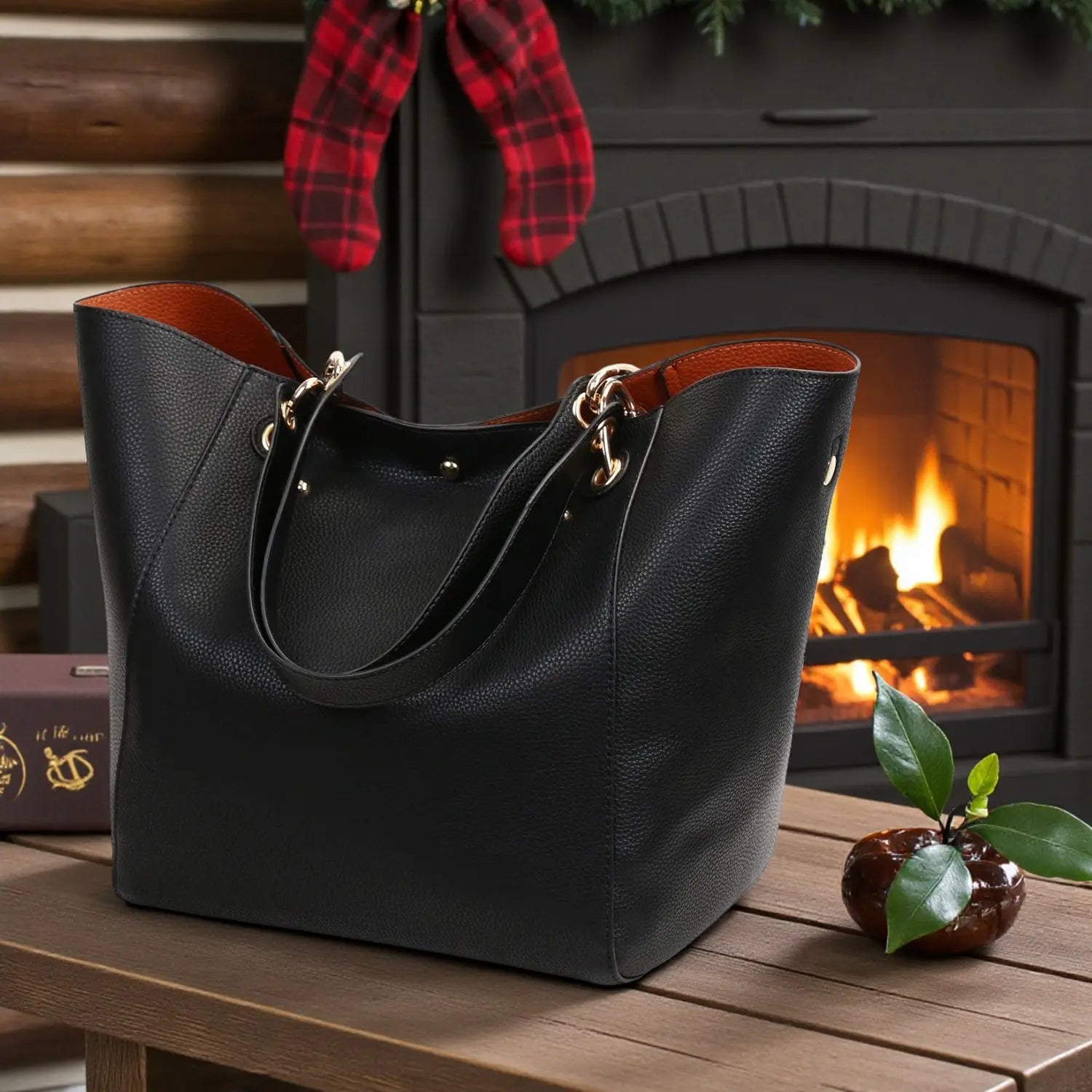 Femme portant un sac cabas noir en marchant dans une rue urbaine