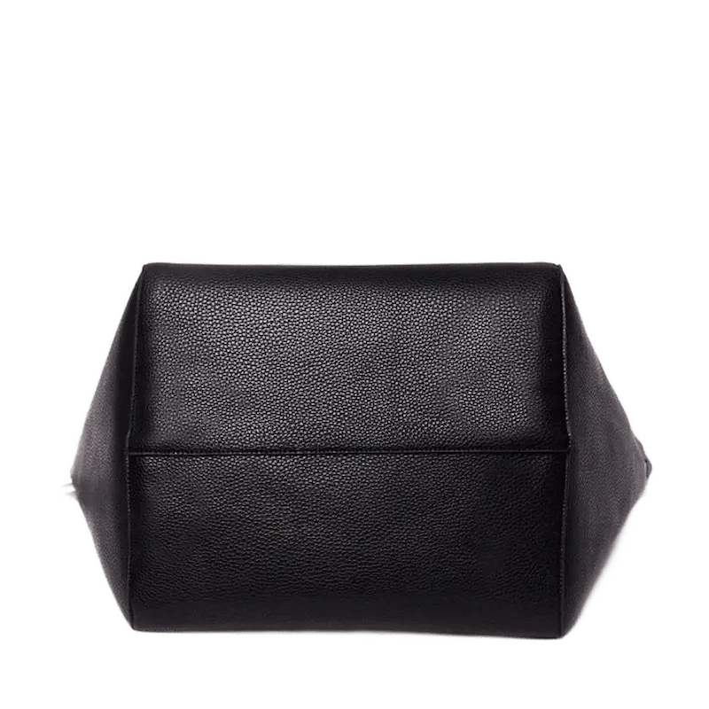 Vue de dessous  du sac cabas  en cuir synthétique