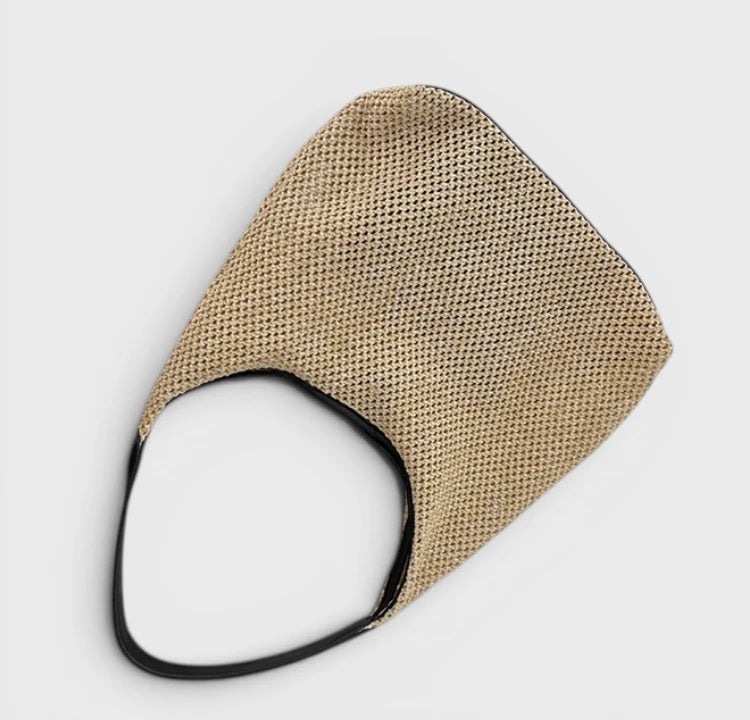 Structure souple du sac cabas en paille beige montrant sa forme et sa légèreté