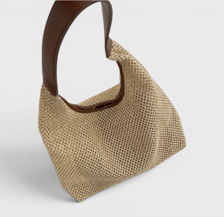 Sac cabas en paille beige pour femme vu en angle avec anse épaule