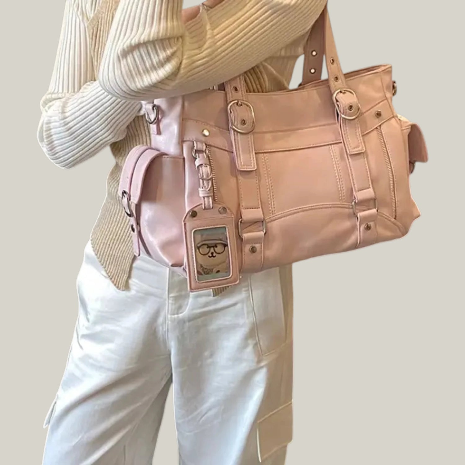 Sac cabas rose porté en bandoulière