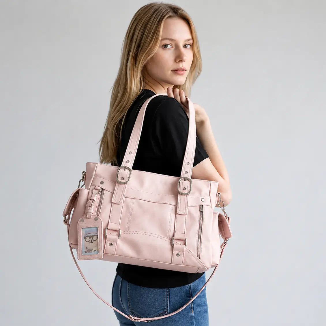 Femme portant un sac cabas rose à l’épaule