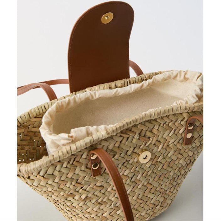 Intérieur du sac cabas en rotin tressé avec doublure tissu et rabat ouvert