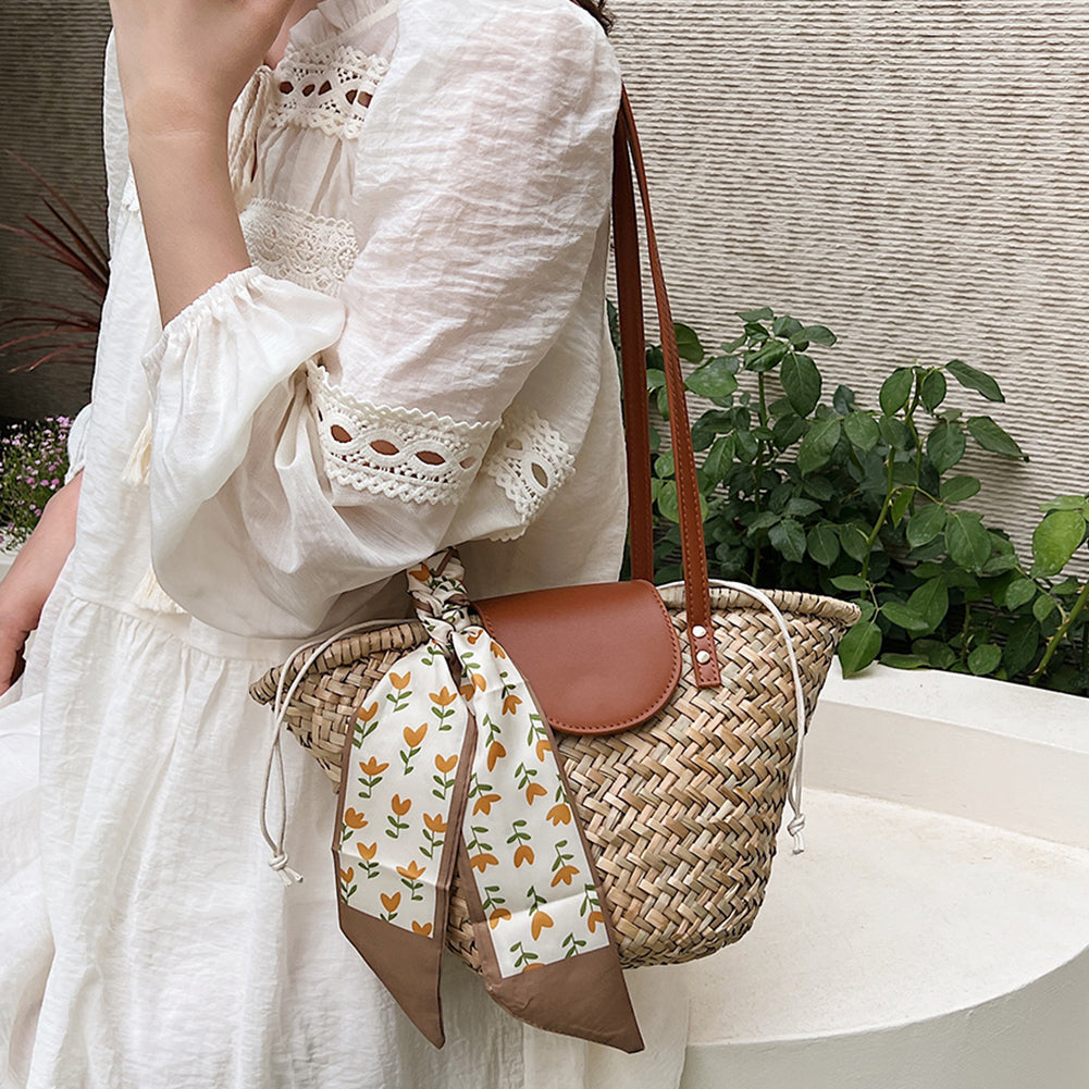 Sac cabas en rotin tressé porté à l’épaule avec rabat cuir marron