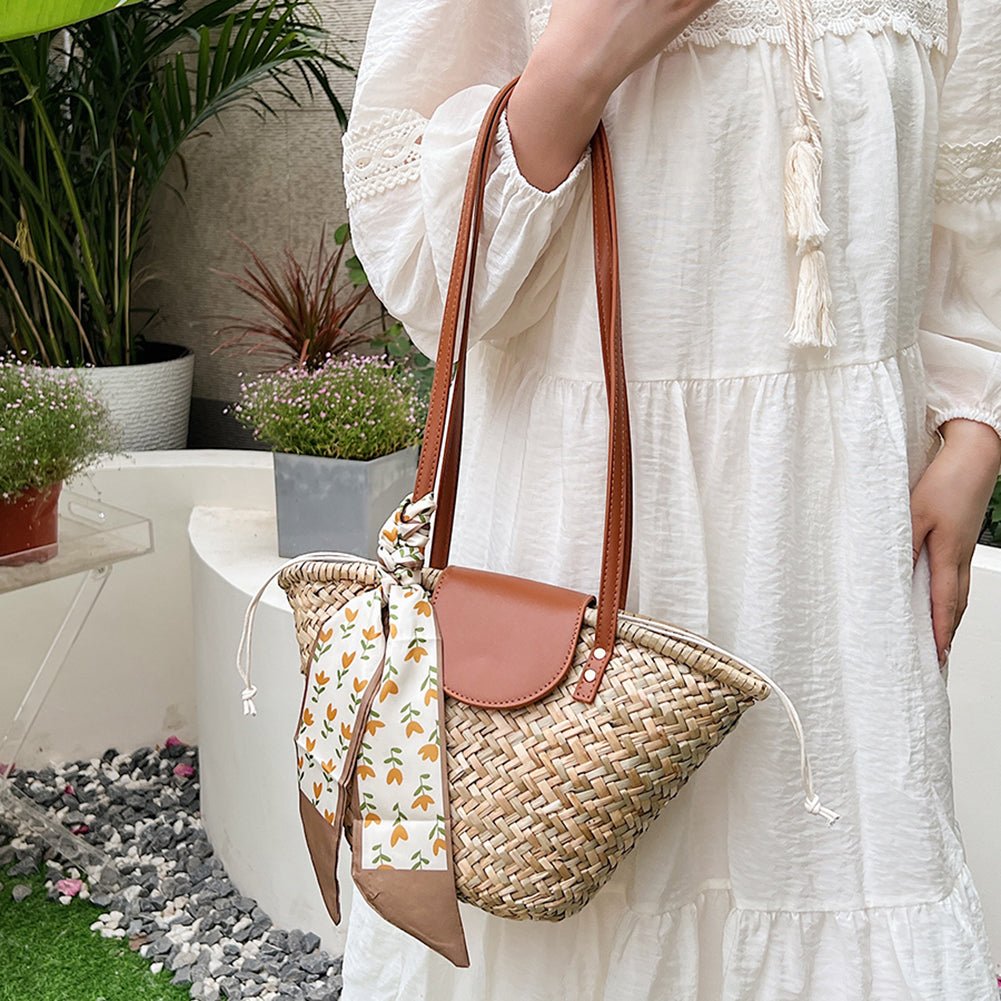 Sac cabas en rotin tressé porté à la main avec rabat en simili cuir