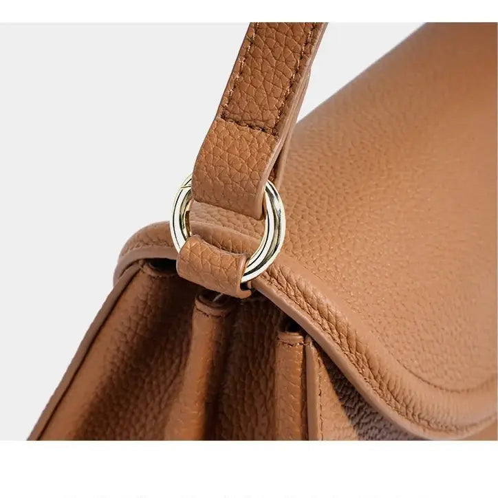 Zoom sur l’anneau latéral et la couture du sac en cuir camel