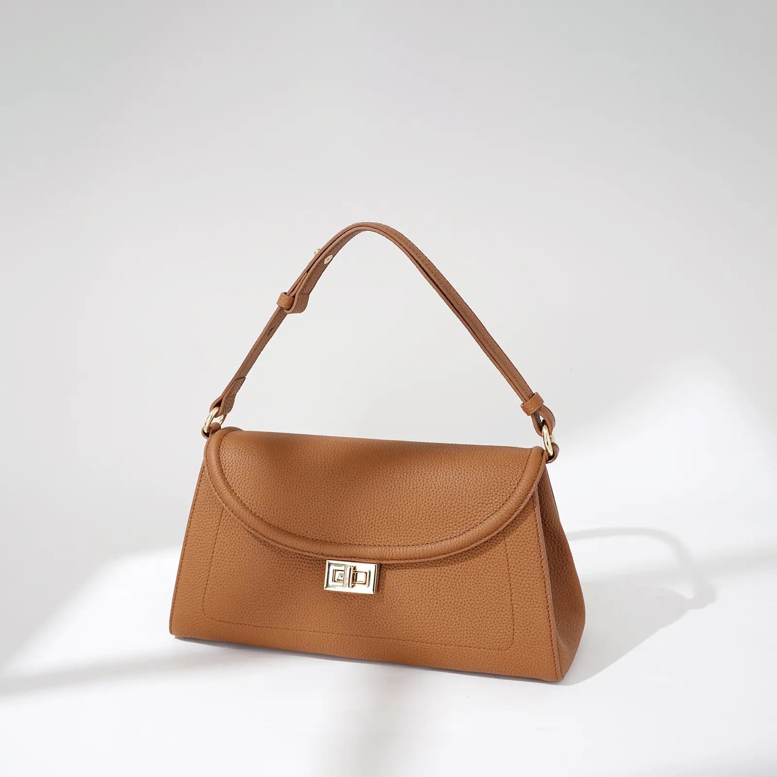 Sac en cuir camel vu de face avec poignée courte