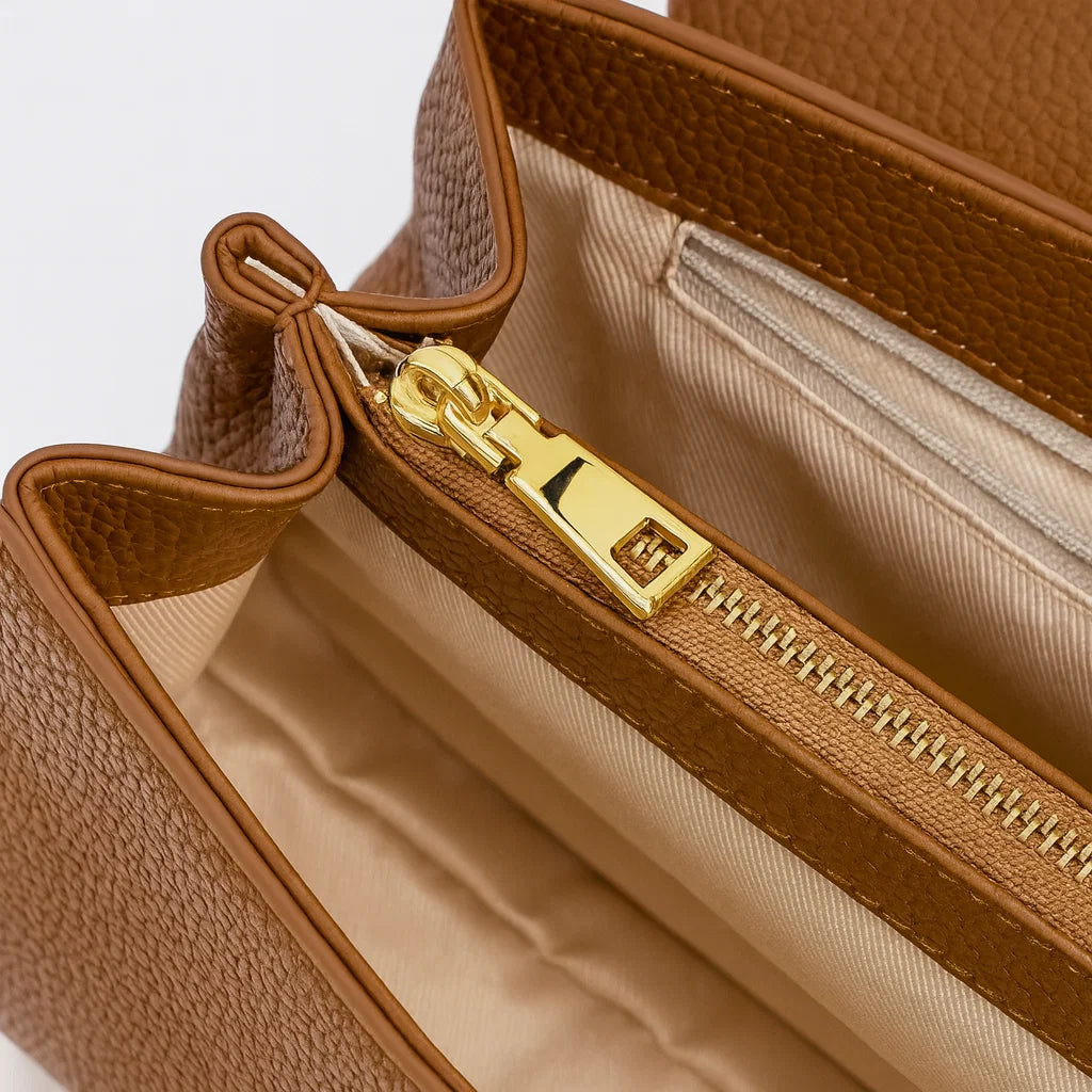 Zoom sur la fermeture intérieure métallique du sac en cuir camel